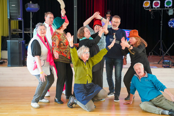 Die aktiven Senioren der GurkenSpätlese haben Spaß am Schauspiel - hier zu sehen beim Auftritt beim Herbstfest der WIS Spreewald