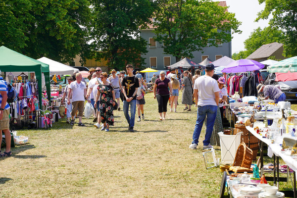 Gemütlich schlendern entlang rund 100 Stände beim Flohmarkt Vetschau der WIS Spreewald