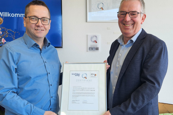 ServiceQ-Coach und Geschäftsführer der WIS Spreewald freuen sich über Zertifizierungs-Urkunde ServiceQualität Deutschland Stufe III