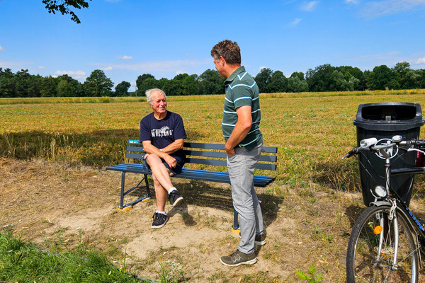 Kleine Pause am Radweg bei Koßwig – die neuen Sitzbänke, gesponsert durch die WIS Spreewald, werden gut angenommen
